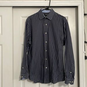 Nautica casual button down. MENS SIZE 15 1/2 - 32-33 . Medium/Large. LIKE NEW